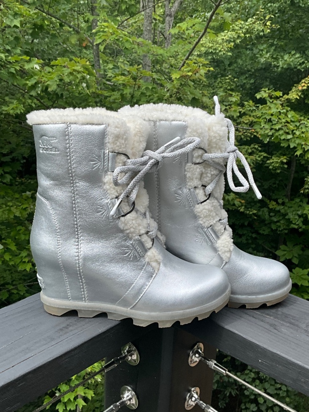 Sorel x Disney Joan of Arctic Wedge Frozen 2 Shearling Lace Up Boots. Size 8.